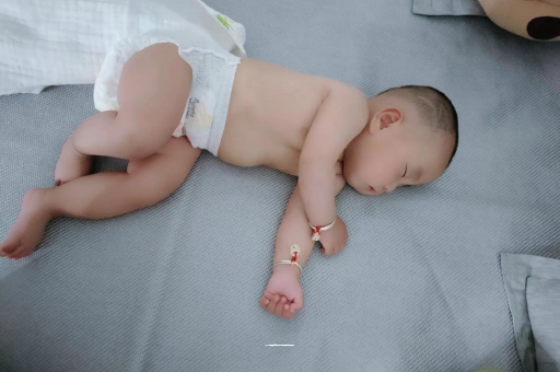 通辽两个月宝宝肚子胀气